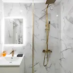 Elegant With Balcony Near The Beaches - Apartment