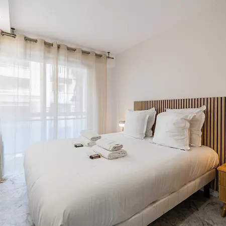 Elegant With Balcony Near The Beaches - Апартаменты *