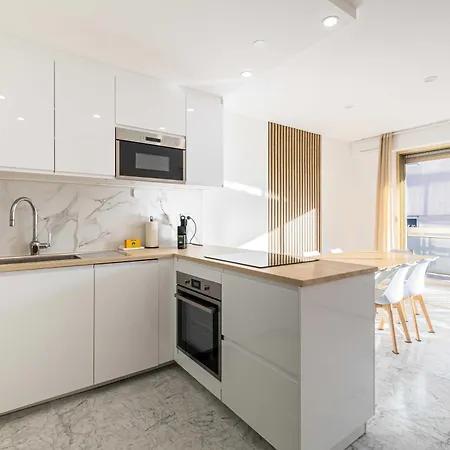 Elegant With Balcony Near The Beaches - 아파트